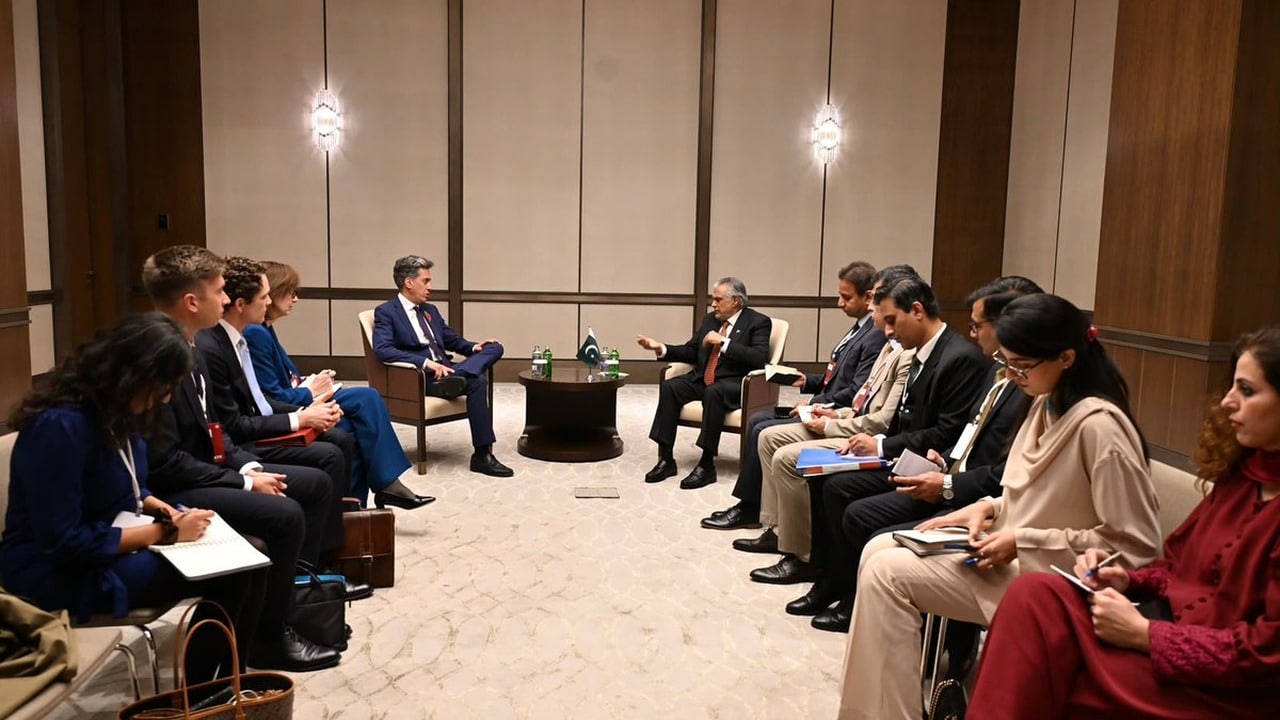 Khawaja Asif Gives UK Foreign Secretary Ed Miliband a Lesson in Etiquette